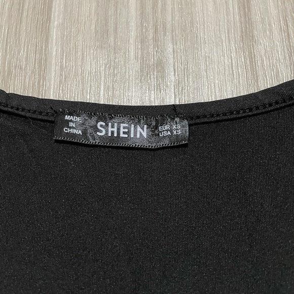 Black v-neck croptop - Picture 4 of 4